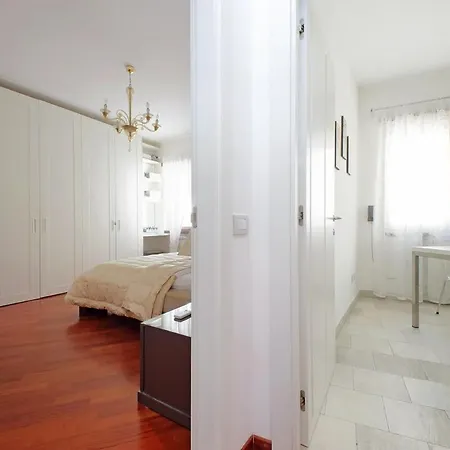 Residenza Belvedere Luxuryaparment-pool&balcony-jacuzzi-aircond-wifi Apartment *