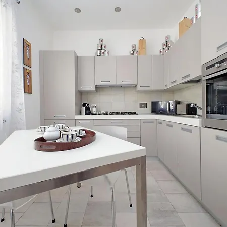 Residenza Belvedere Luxuryaparment-pool&balcony-jacuzzi-aircond-wifi Apartment *