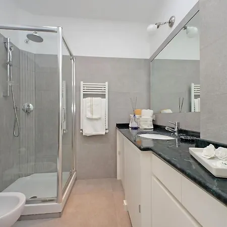 Residenza Belvedere Luxuryaparment-pool&balcony-jacuzzi-aircond-wifi Apartment *