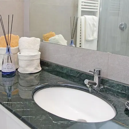 Residenza Belvedere Luxuryaparment-pool&balcony-jacuzzi-aircond-wifi Apartment *